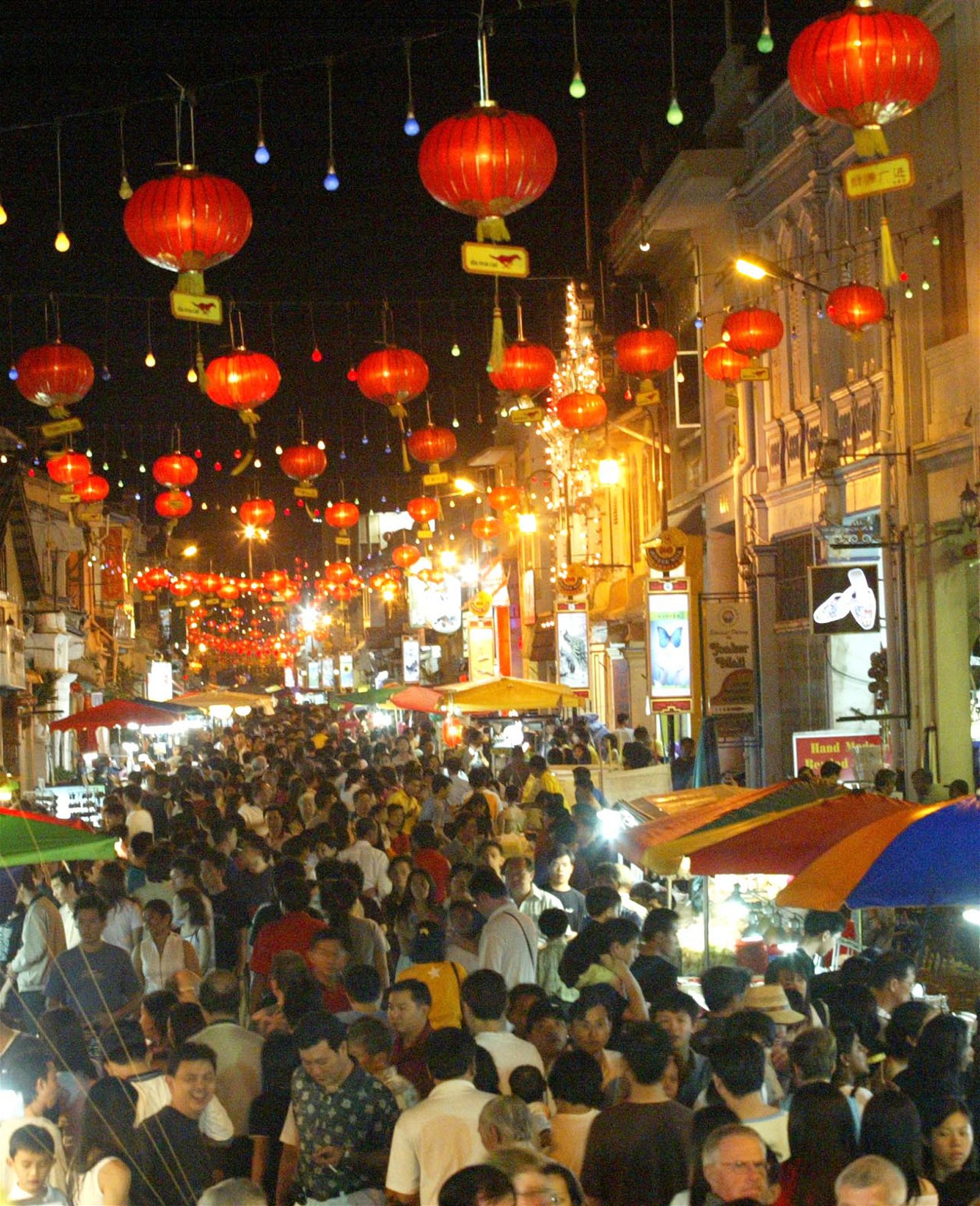 鸡场街因政府拖动而成为著名的“文化街”夜市。（档案照）
