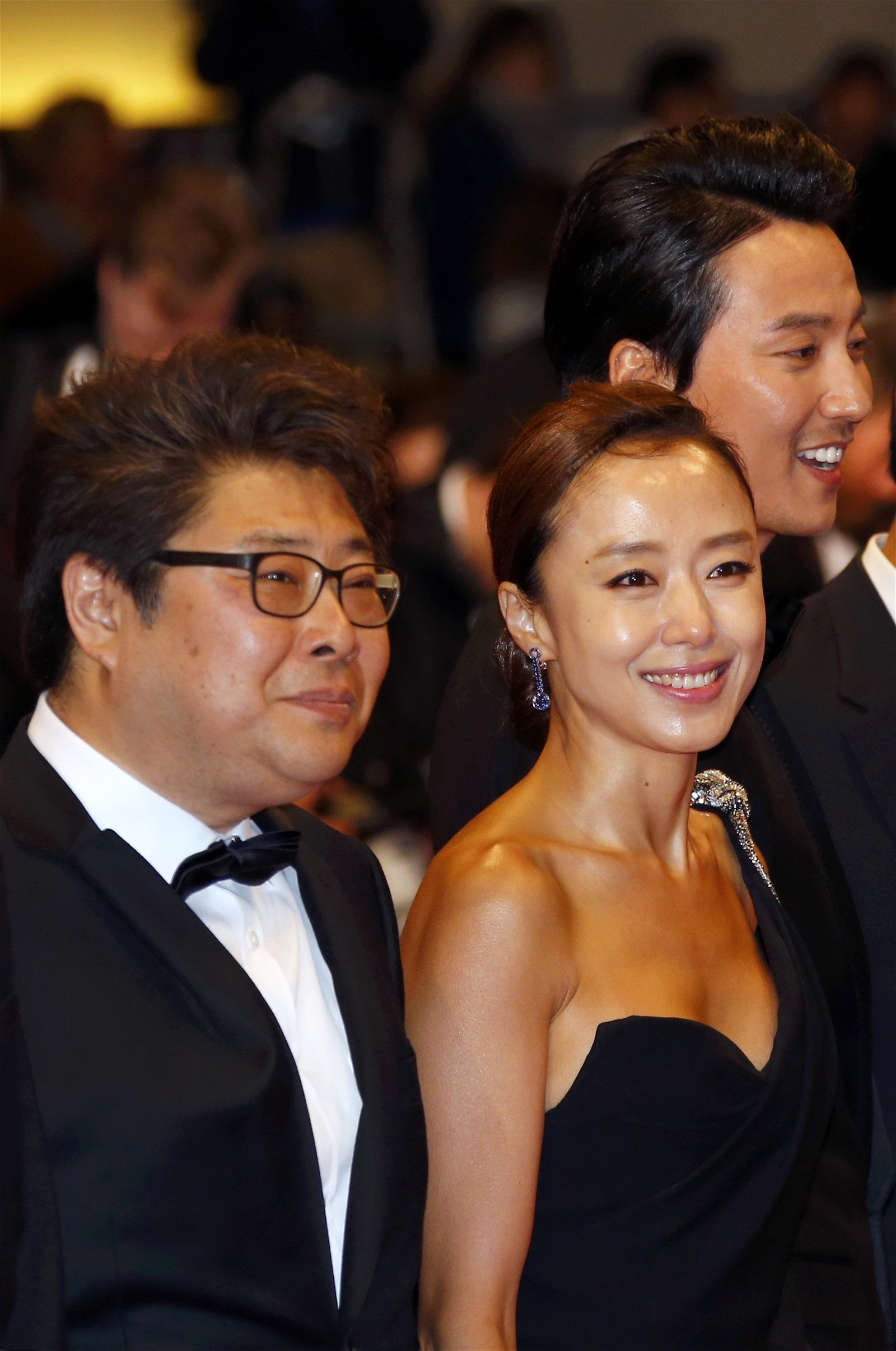 电影《无赖汉》在康城影展举行发布会，导演吴胜旭（左起）携主演全度妍、金南佶现身，该电影入围“一种关注”单元，但观众和媒体的反应不甚理想。