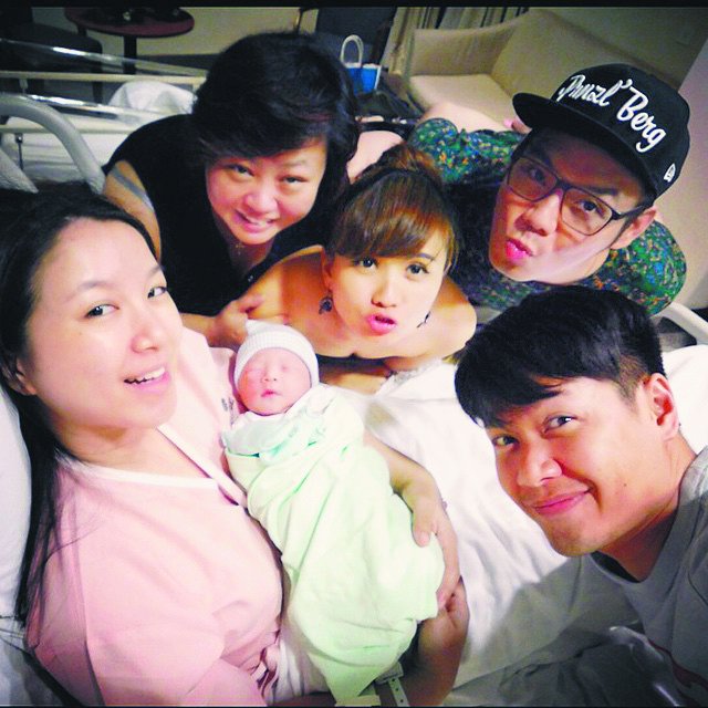 这一对“新手爸妈”以及好友翁书尉、王淑君在医院的合照。