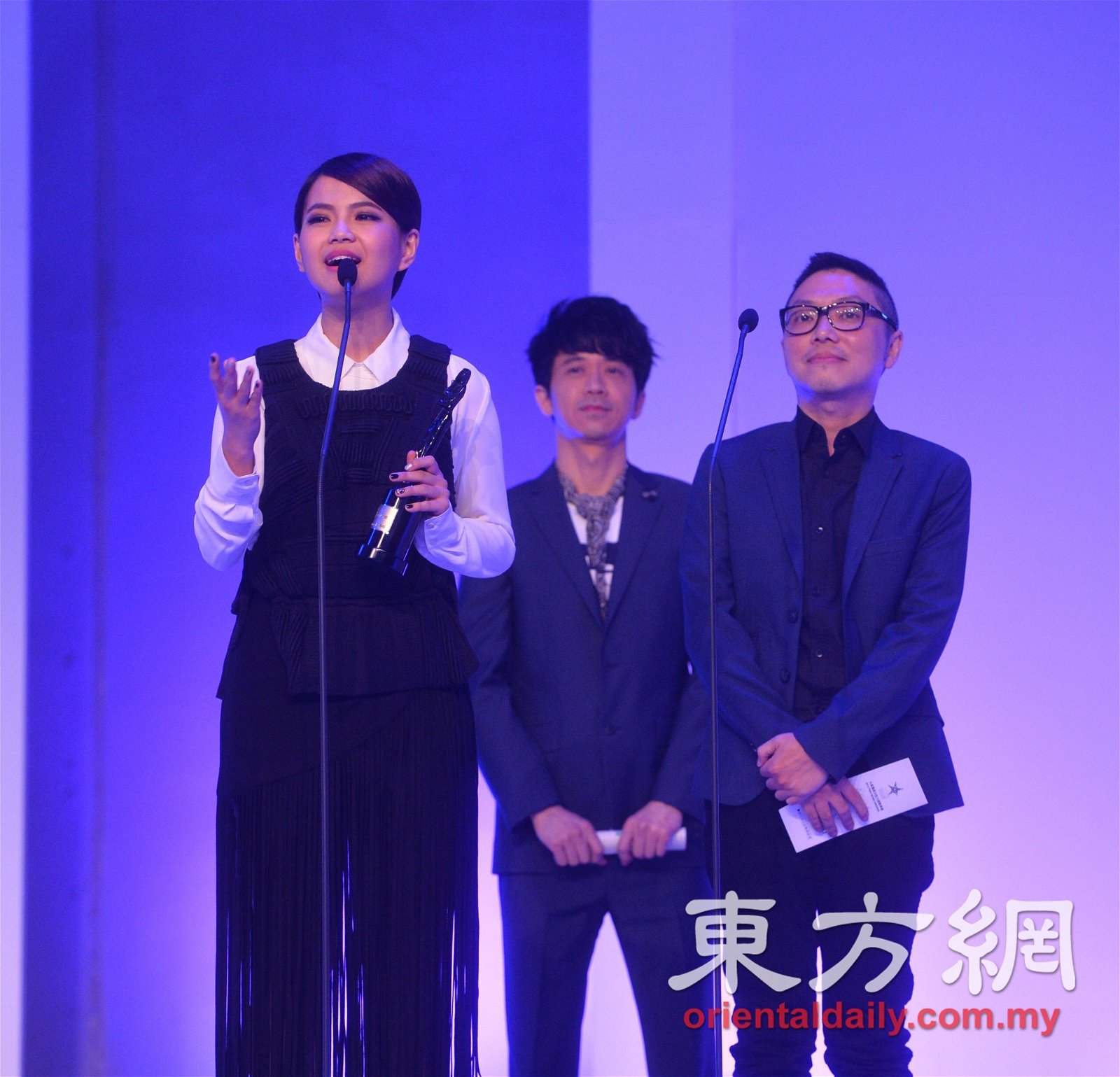 颜慧萍（左）夺得“新人推荐奖”银奖，她表示将再接再厉，做好音乐回馈粉丝。