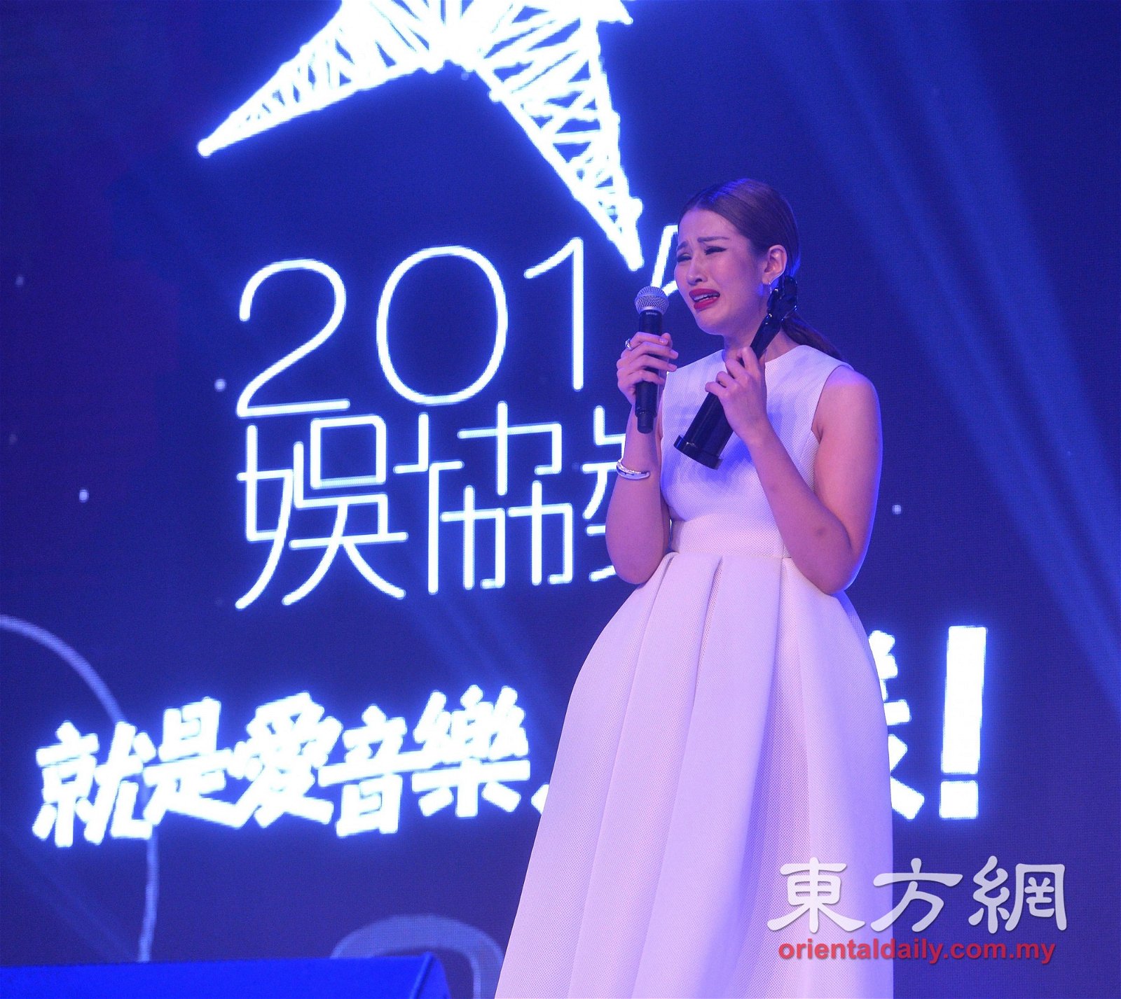打败温力铭、张智成、黄威尔等人的苏盈之在 夺得“传媒推荐大奖”时泪洒舞台。
