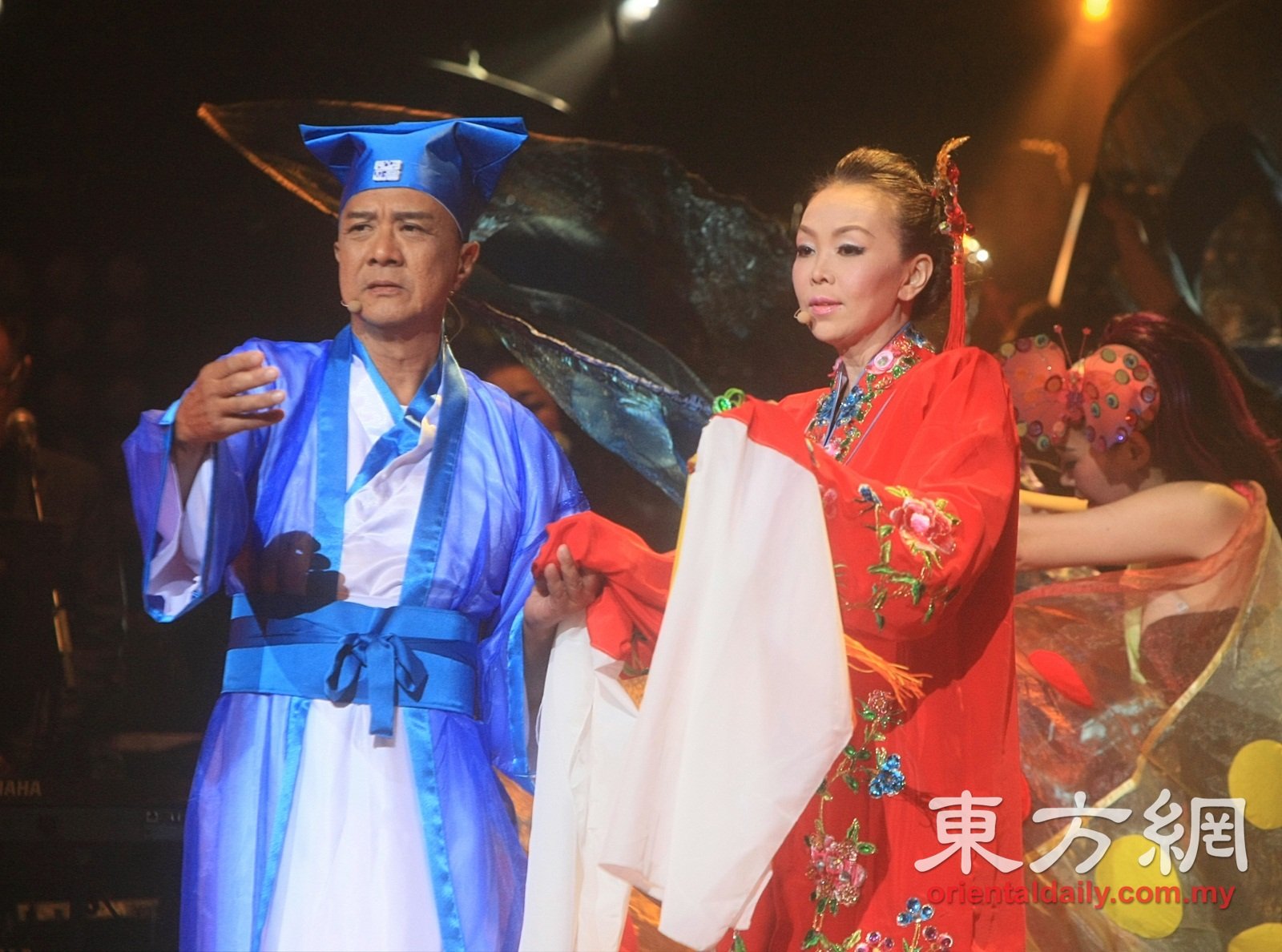 乐坛金童玉女江梦蕾和康乔在舞台上，上演梁山伯与祝英台的十八相送。（摄影：梁振江）