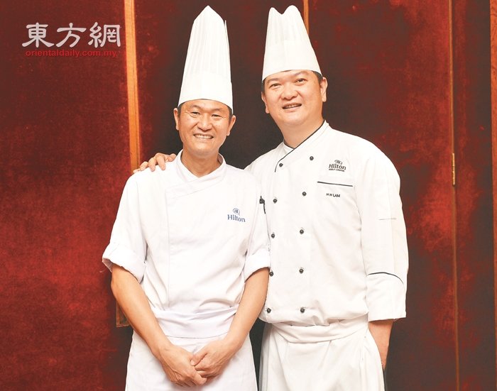 王承春（左）是深圳蛇口希尔顿南海酒店的中餐厅主厨，拥有30年的厨龄，与吉隆坡希尔顿酒店中华苑主厨林兴福合力推广湖南菜。