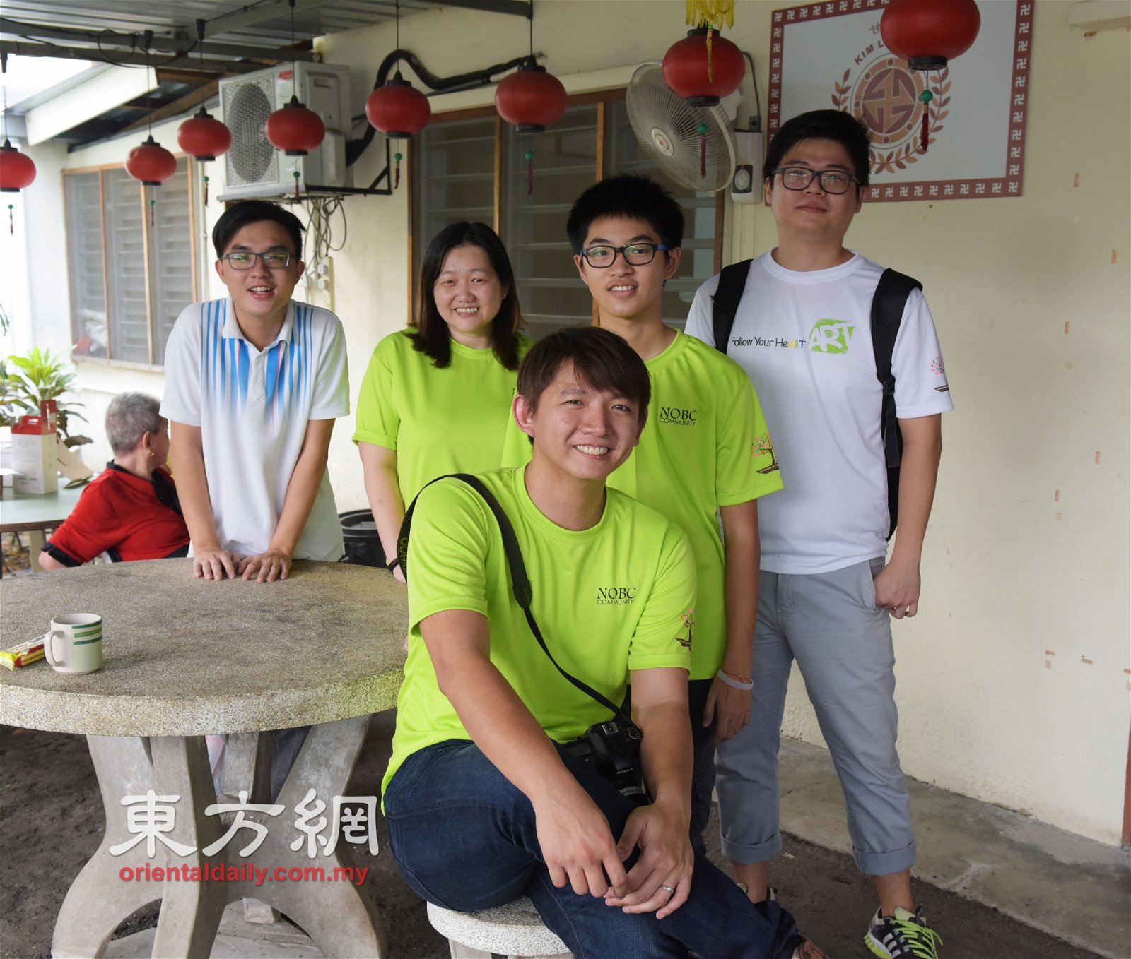 留影计划和面包行动首次合作，前为摄影师兼NOBC Youth主席郑嘉贤，后右起为李振福、郭珈宏、高菀遴和Cplus的陈世凯。