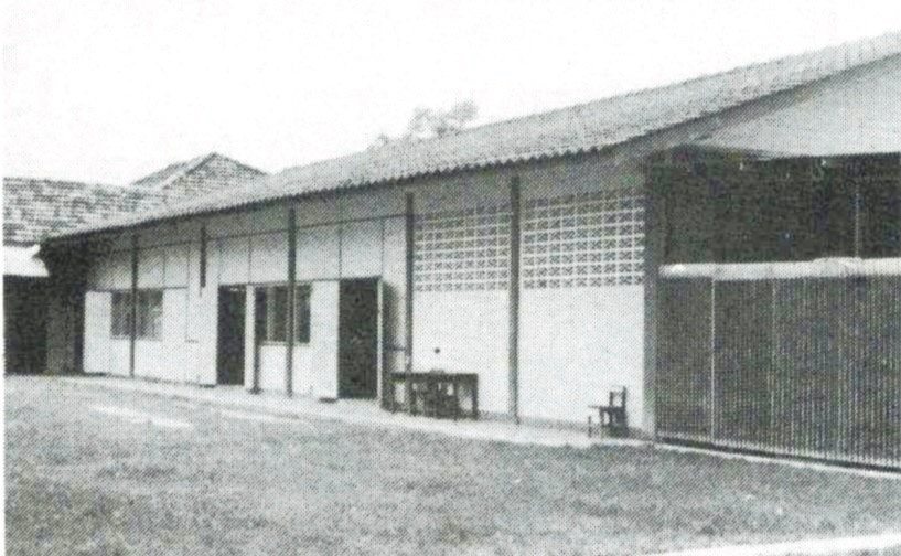 最早的“勤”楼校舍乃是在1982年竣工，包括一座3层楼15间课室，还有一座大礼堂和一座食堂。