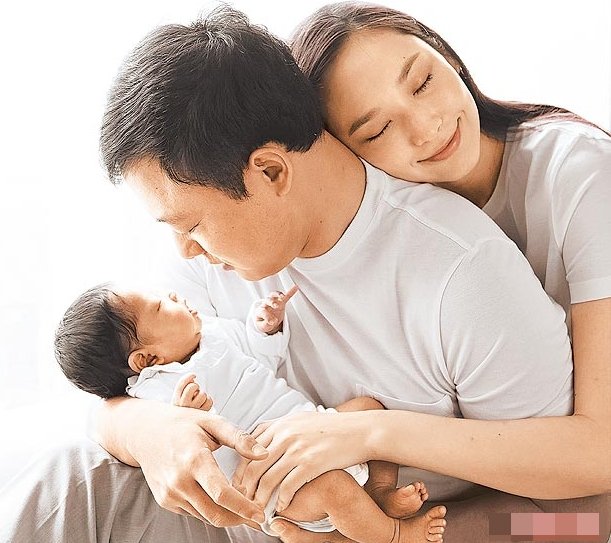 吴佩慈（右）传周二下午将在香港剖腹产子，图片为与纪晓波（中）及女儿的全家福。