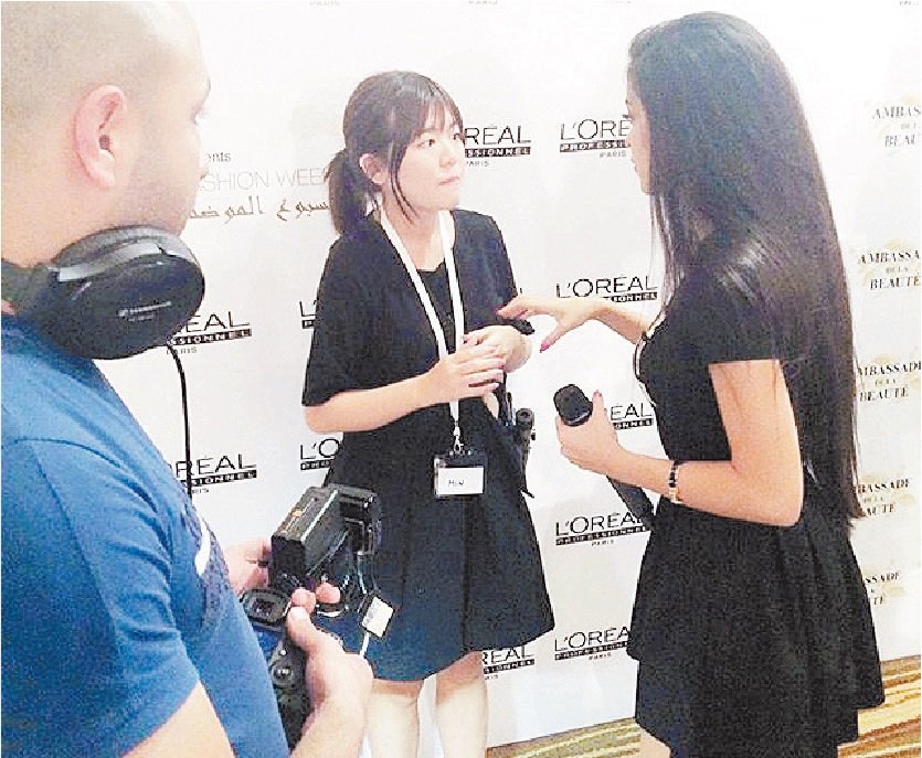 杜拜时装周是李敏（中）的第一场主场秀，担任首席彩妆师的她获多国媒体采访报导。