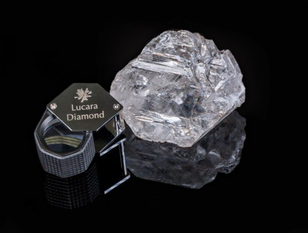 钻石大小为65毫米ｘ56毫米ｘ40毫米。
