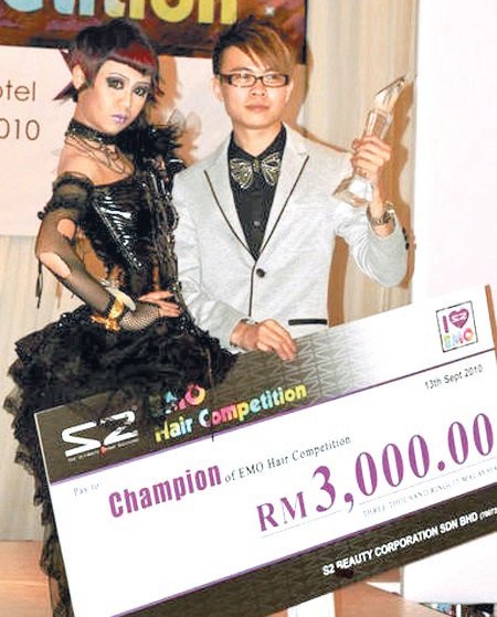 李俊辉（右）2010年参加美发整体形象设计比赛荣获总冠军，赢走3000令吉。
