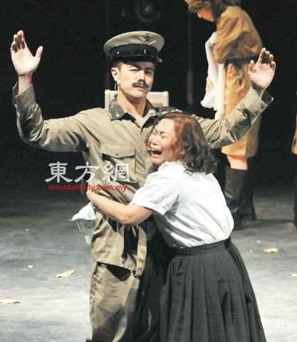 萧文亨在剧中饰演军官，庄雪梅好几次 “飞擒大咬”扑向他。