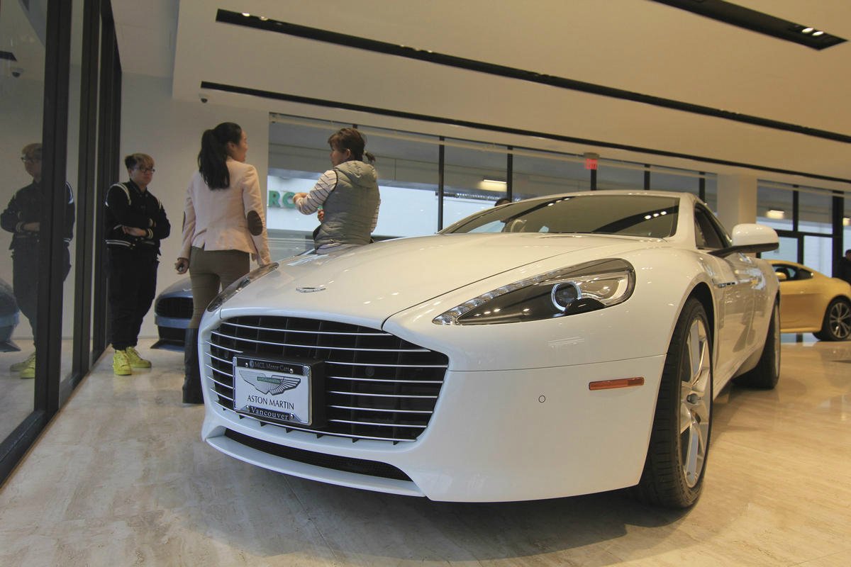 在温哥华，销售人员向中国顾客介绍阿斯顿-马丁（Aston Martin）跑车。