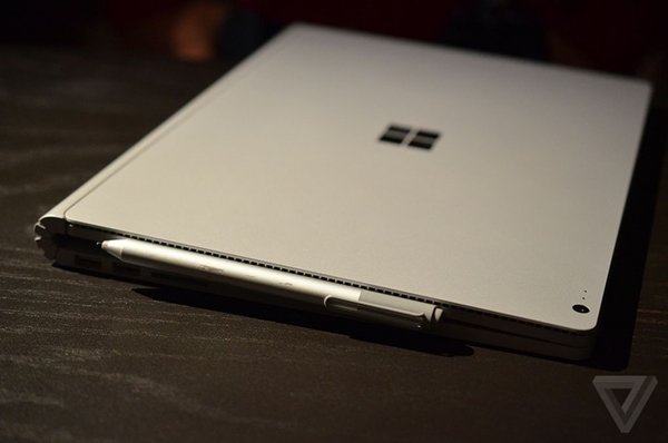 微软还为它和Surface Pro 4配备了全新设计的Surface Pen，1024级压感，笔头自带实用的橡皮擦功能，内置锂电池续航可达一年。（图取自互联网）