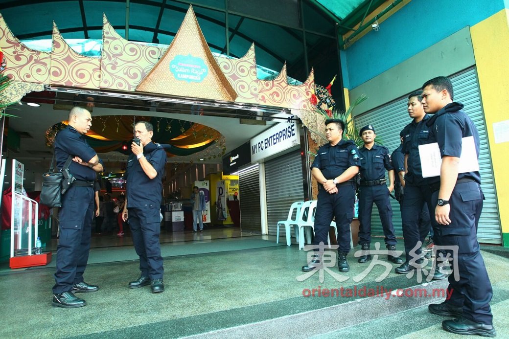 警方驻守于广场的主要出入口。（摄影：张真甄）