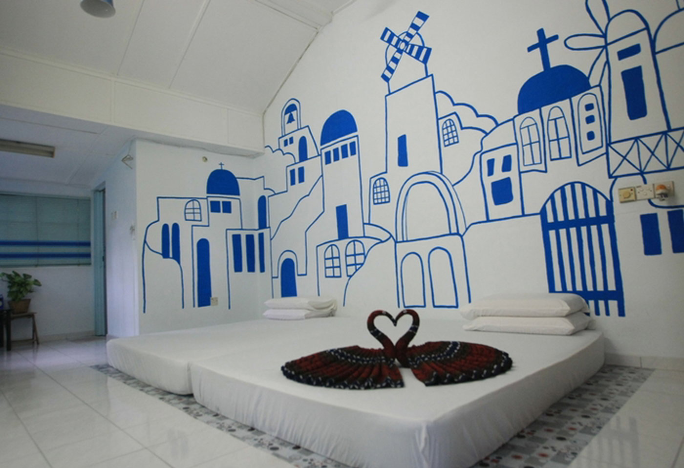 屋内有4个不同主题的房间，蓝色是希腊风、红色是英伦风、黄色是城市剪影、青色是墨西哥风，总共有12个床位。