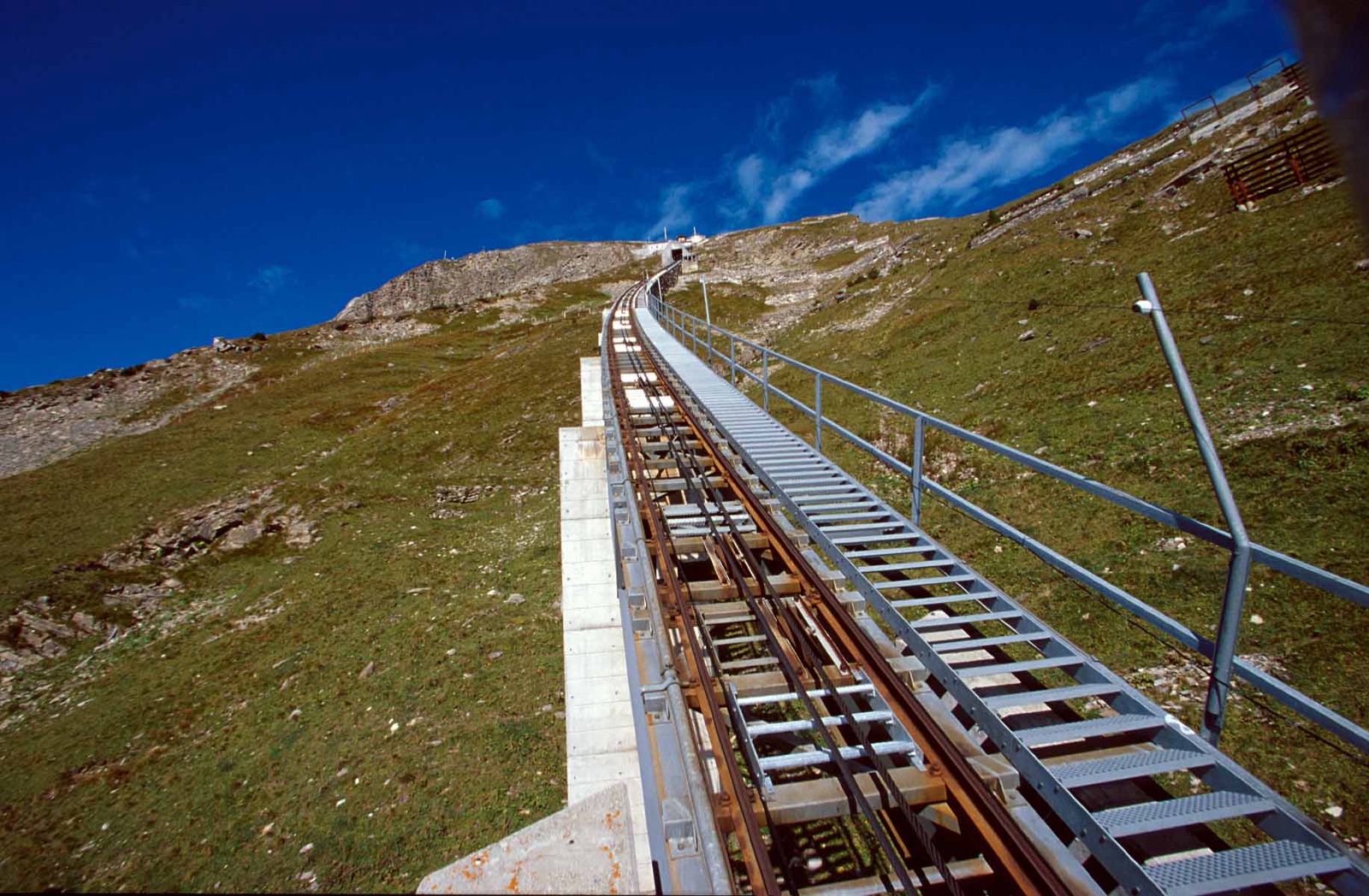 尼森山阶梯缆车轨道而建。（图取自互联网）