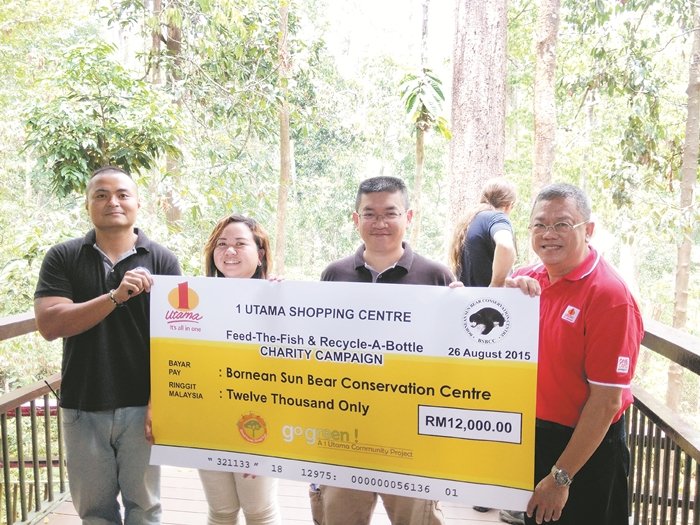 苏圻伟（右）移交模拟支票给马来西亚婆罗洲马来熊保育中心，由黄修德（右2）接领。