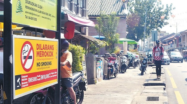 有关单位在槟城古迹区街道处设立禁烟牌，以提醒民众不要吸烟。