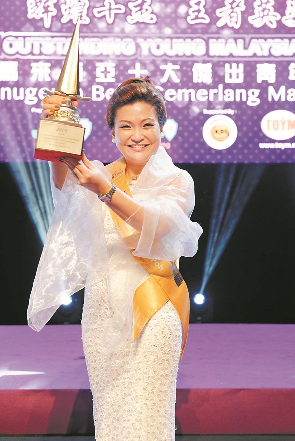 刘丽宝走过97风暴，重新站起来清还所有债务，活跃于社会公益的她更在去年荣获马来西亚十大杰出青年奖。