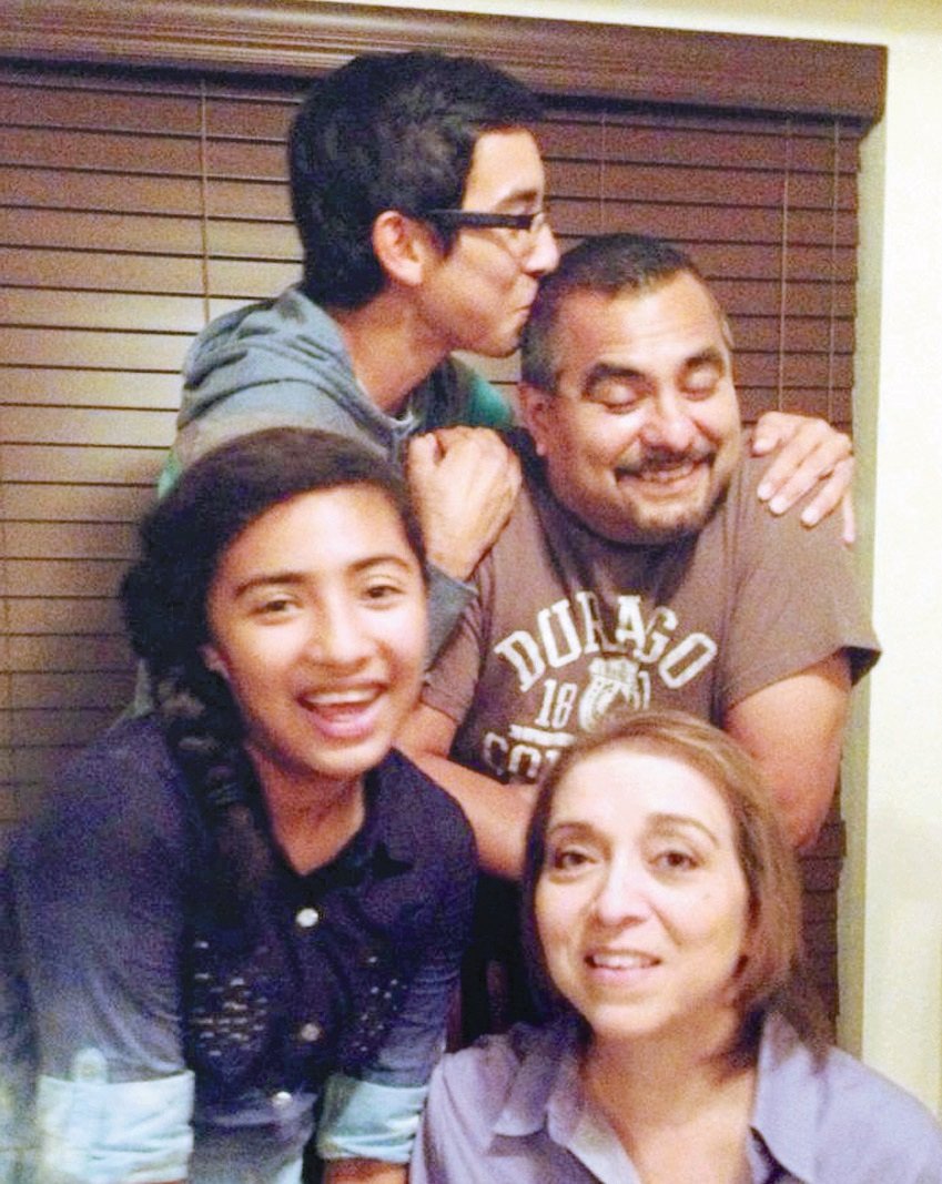 家人一直是丽兹身后最强的支柱。弟弟Chris（后左起）、爸爸Lupe、妹妹Marima（前左起）及妈妈Rita，家族成员都没有丽兹所面对的症状。