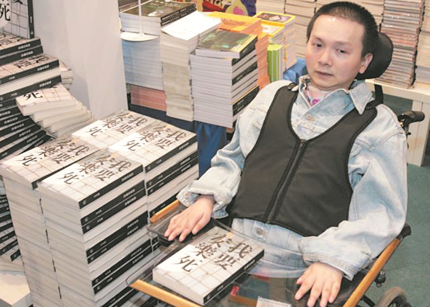 全身瘫痪的邓绍斌在2003年和2004年曾先后去信当时的香港特首董建华，并曾著书《我要安乐死》，希望有尊严地结束生命，在香港引起关注。