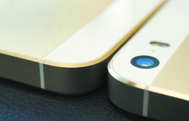 在机侧与机背间的起角位置，iPhone SE（左）用上不同的设计和打磨方法，有著哑色磨砂感。