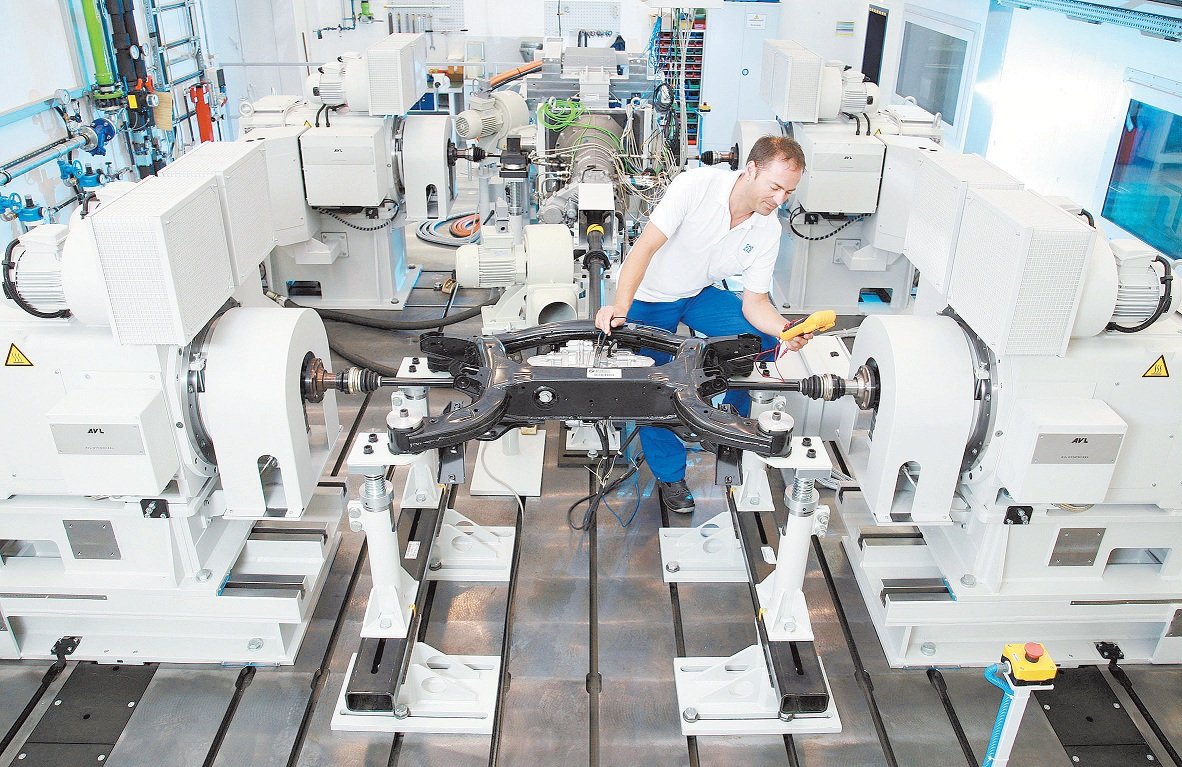工程师正针对Friedrichshafen生产线的机械臂，进行新配件生产的最终校调。