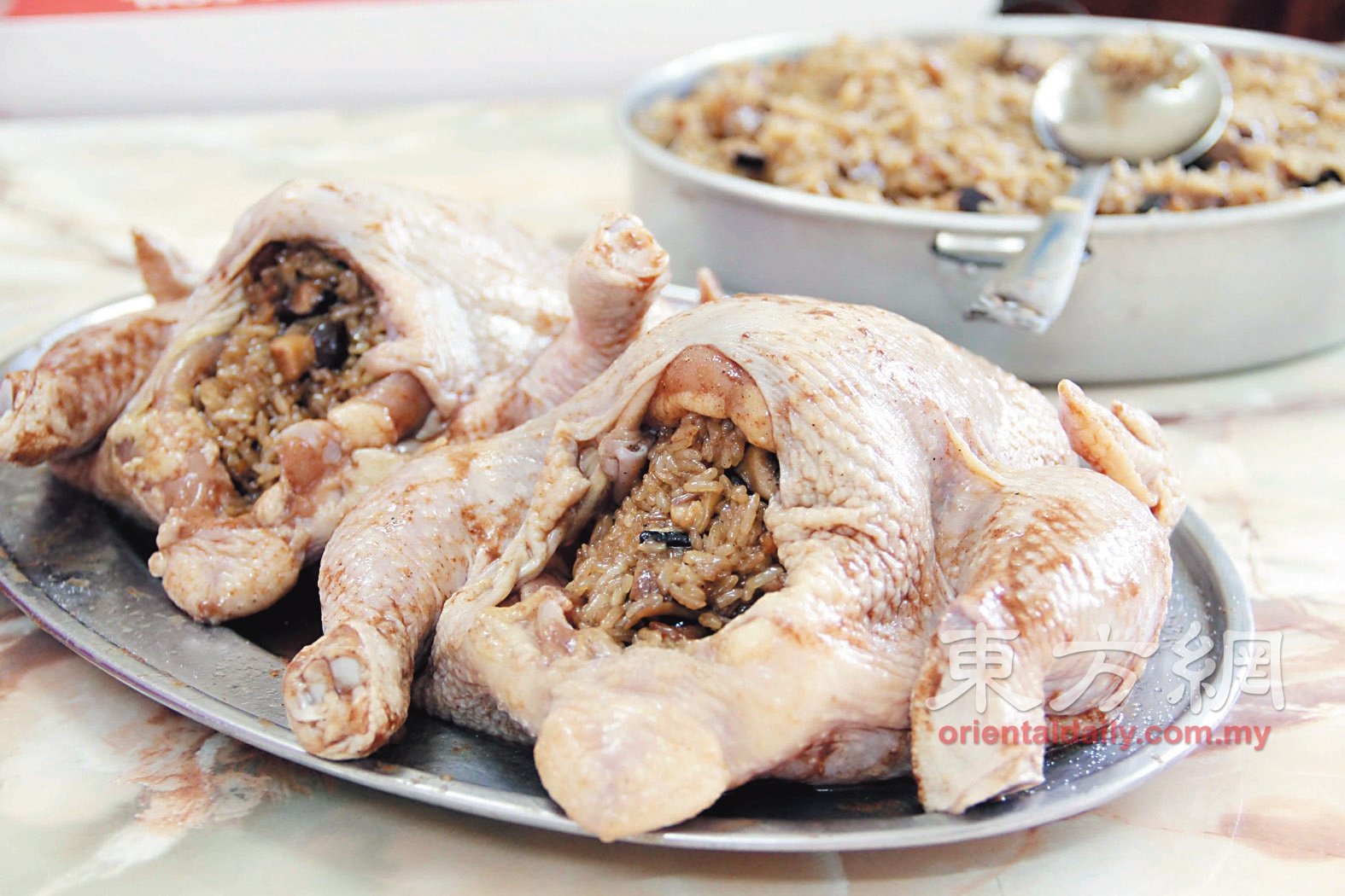 传统的乞丐鸡采用各种药材腌制，梁彩漪却在鸡肚内放入糯米饭， 作为馅料。