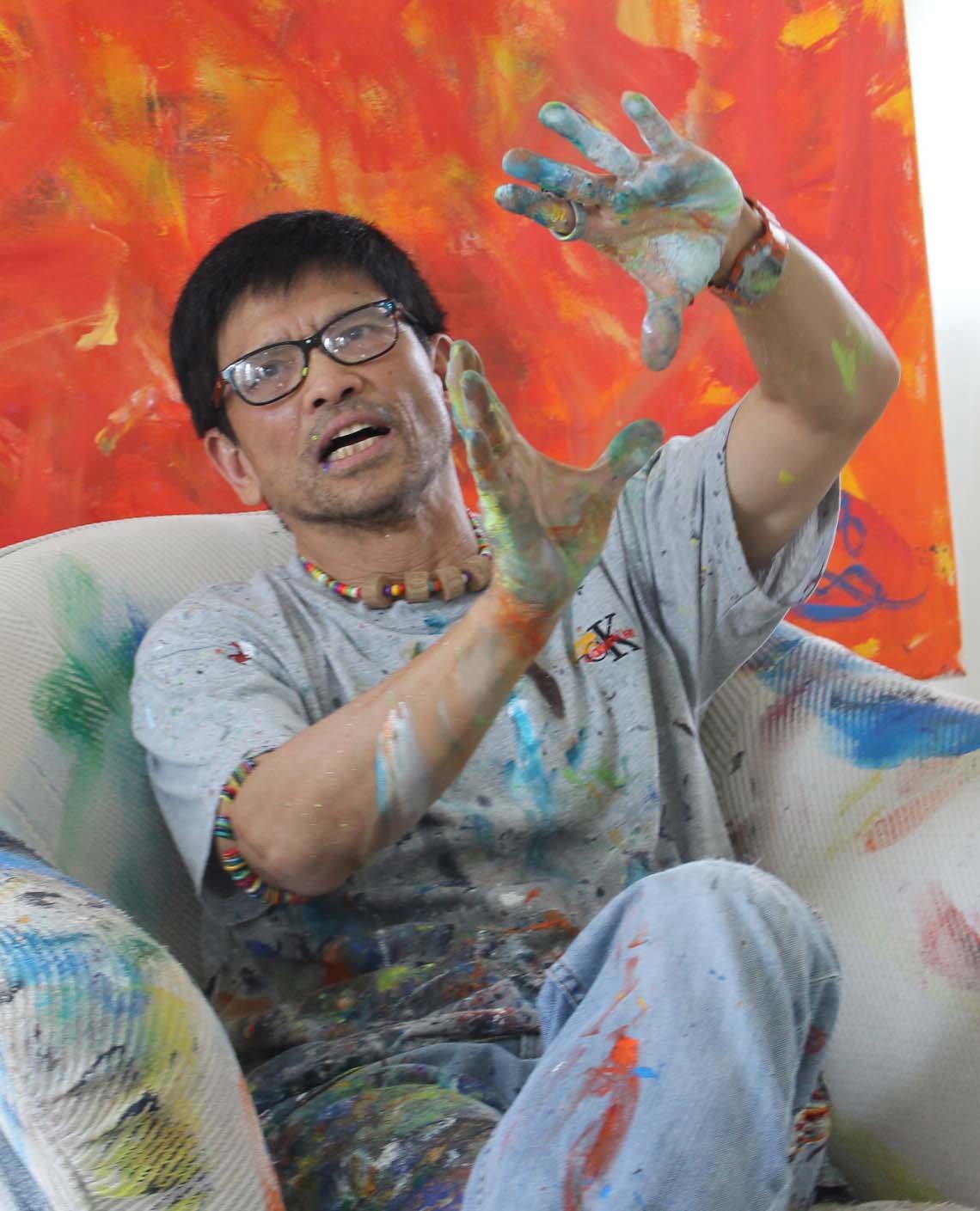 曾被老师定位为“坏学生”的郑傅安，成为了国际知名艺术家。