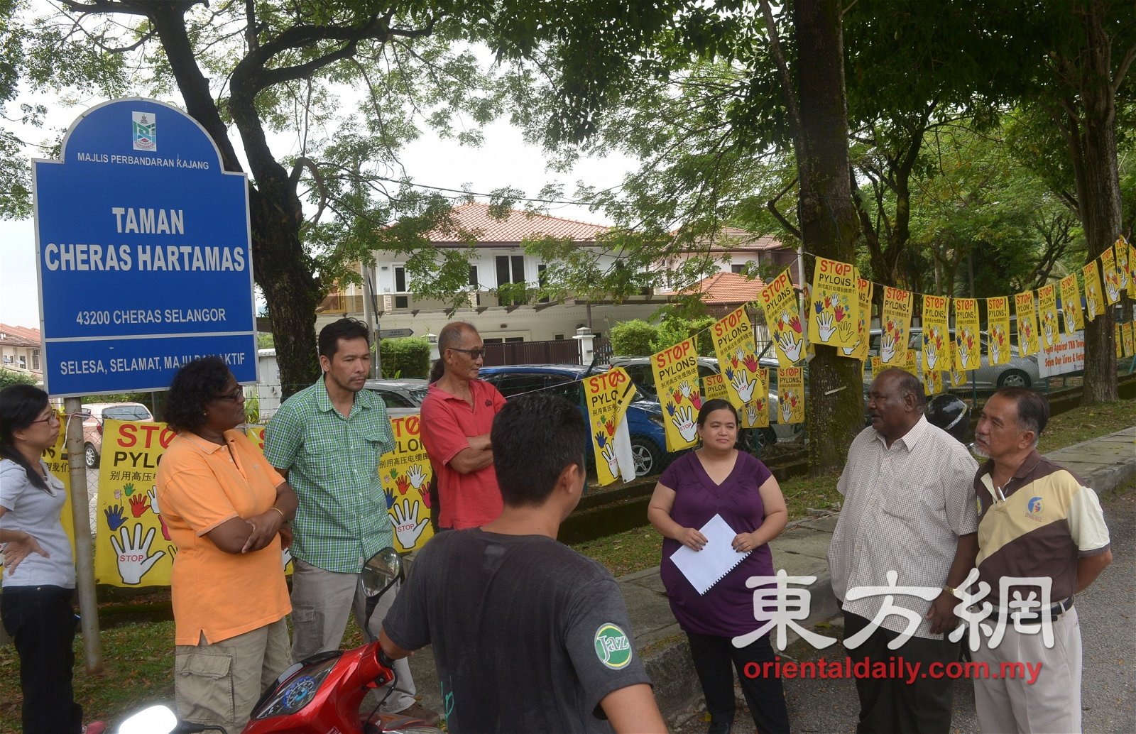 张菲倩（右3）得悉国能封锁道路，禁止居民闯入工地以展开工程后，即时到场了解情况。（摄影：陈启新）