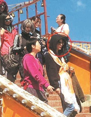 杨幂七夕虽然没有陪老公， 却和朋友一行人到四川藏区，为家人上山礼佛祈福；有民众在网上曝光她的照片， 网友看了大呼温暖。