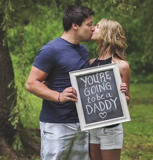 布里安娜在黑板写上“你即将要当爸爸了”。（图取自面子书）