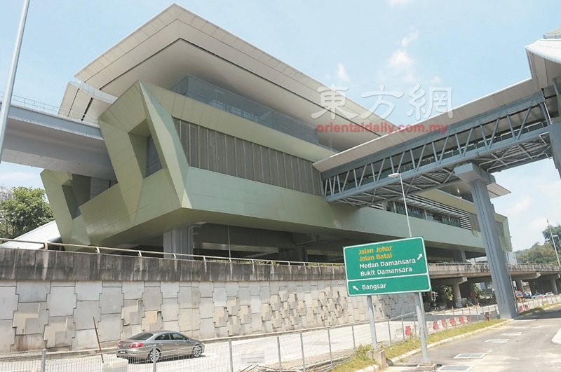 【第一捷运（MRT）】高架车站设计仿照传统马来亭子Wakaf的开放式设计，地下车站以吉冷结石英山脊为设计理念，以多样性石英结构反应我国多元族群社会。