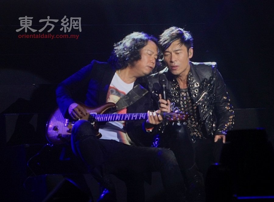 许志安与邓建明即兴玩合唱， 一曲《留住我吧》令现场粉丝听出耳油。