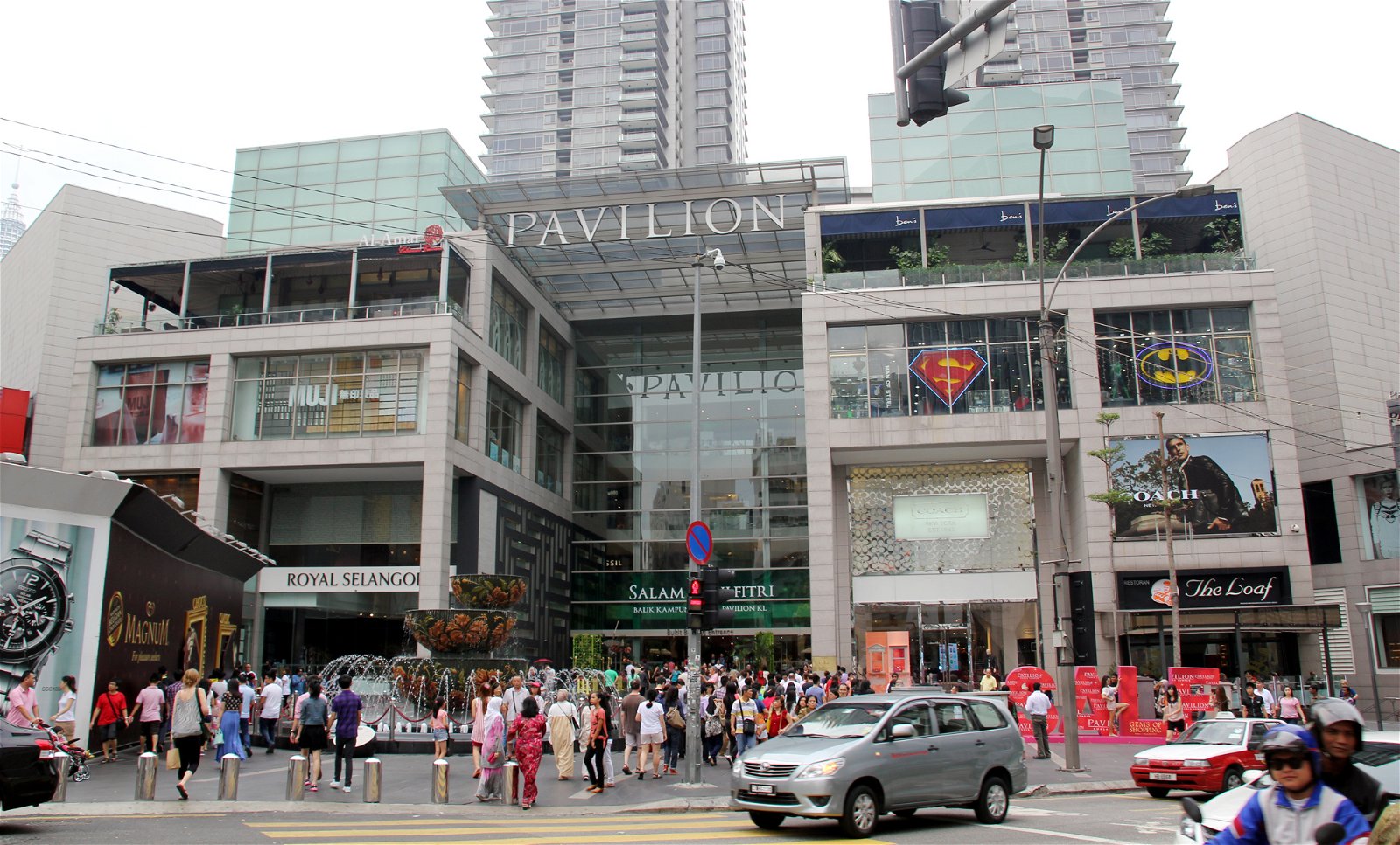 至2020年，全马购物商场总数会达到约500间，图为位于吉隆坡武吉免登旅游重点区的柏威年购物广场。