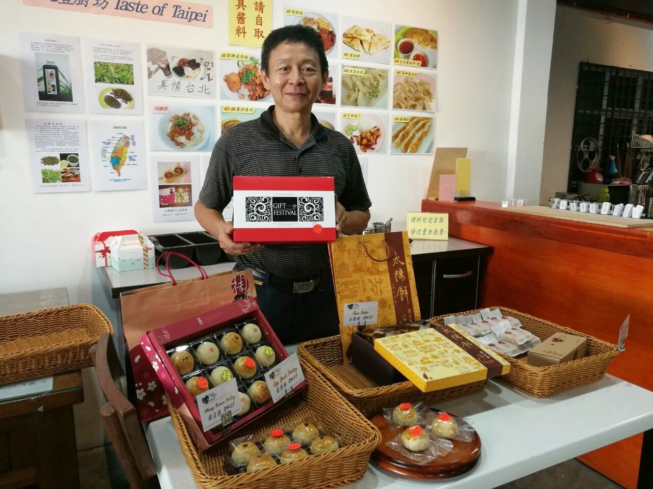 张毓鹏在居銮经营“真情台北” 烘焙工坊，制作道地台湾糕饼。