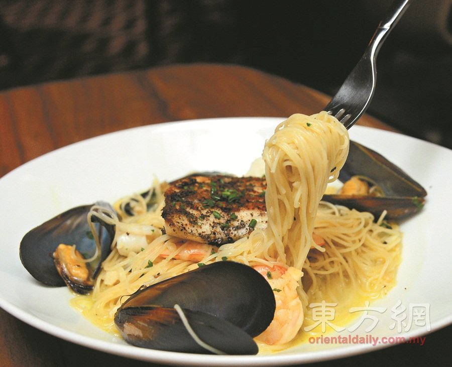 【Seafood Capellini】拥有“天使的细发”别称的capellini意面，搭配清雅带鲜的香草牛油酱与各式海鲜，是店里的人气招牌菜之一。售价：41令吉