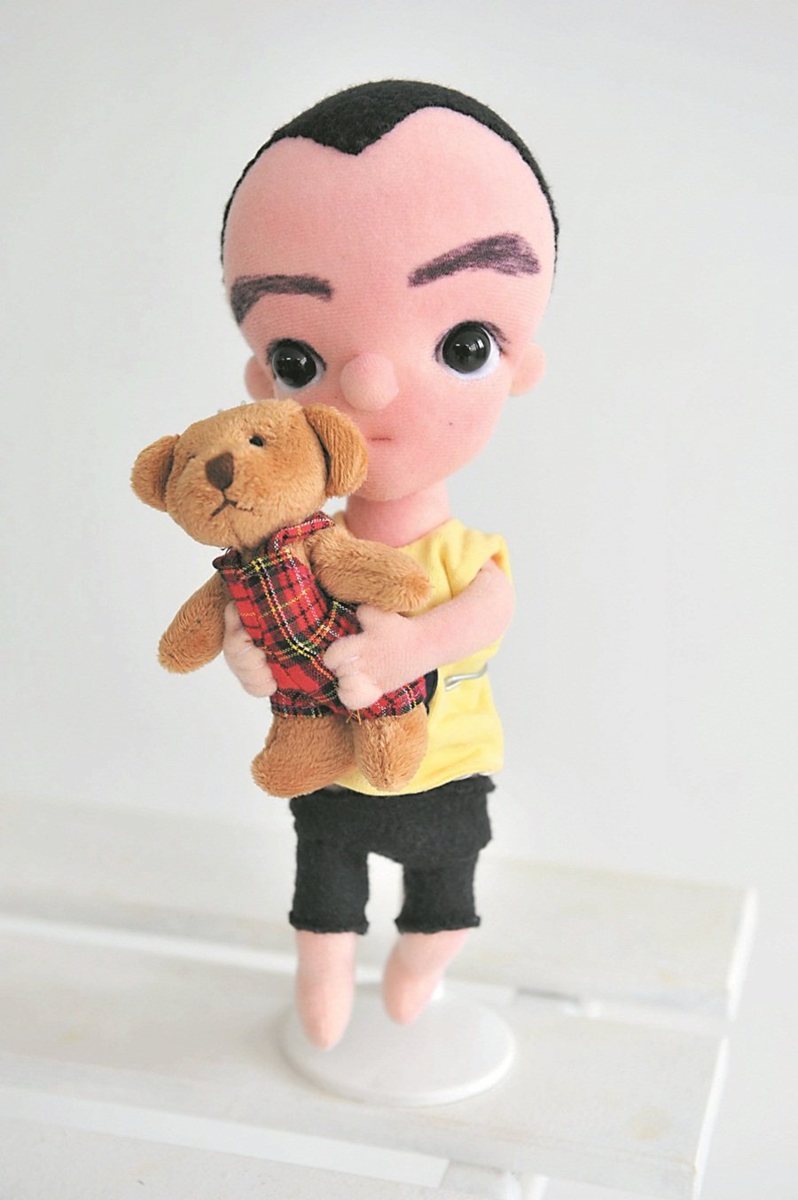 张家瑞是他以自身形象做出的娃娃。