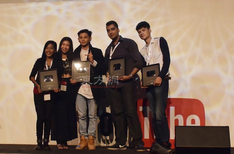 刘舒娴（左2）颁发“YouTube白银播放按钮”奖给本地创作者黄振宇（右起）、Pharmit24、李健祥及诺阿米拉莎希拉。