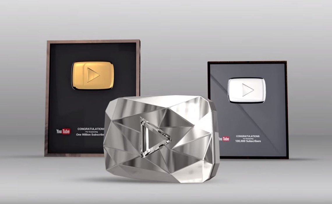 YouTube以“铄金播放按钮”（左起）、“钻石播放按钮”及“白银播放按钮”奖赏超人气创作者。