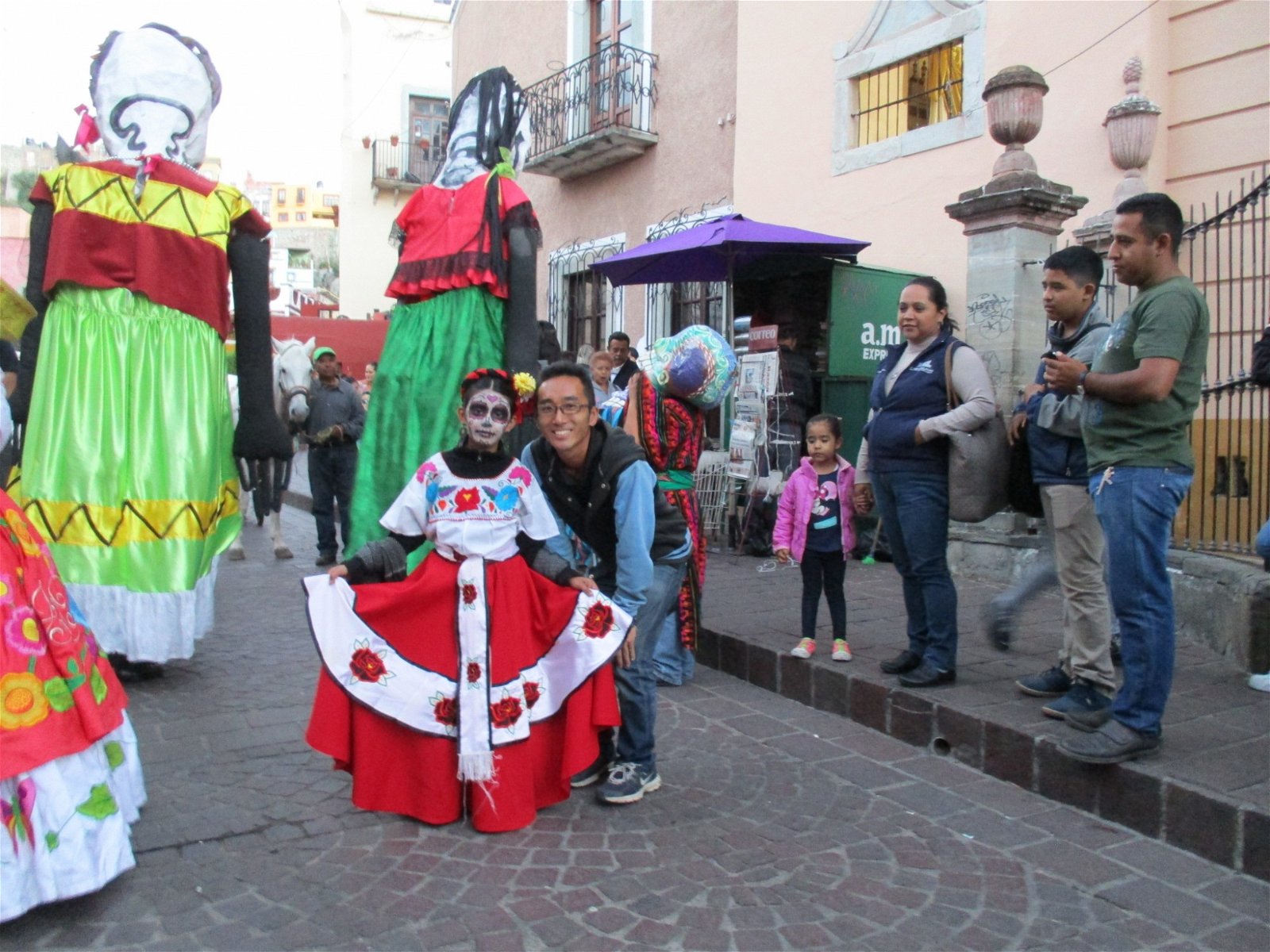 钱进恩热衷参与节庆，拉丁美洲之旅，他在6月份参与了秘鲁的太阳节，也赶上了11月墨西哥的亡灵节。