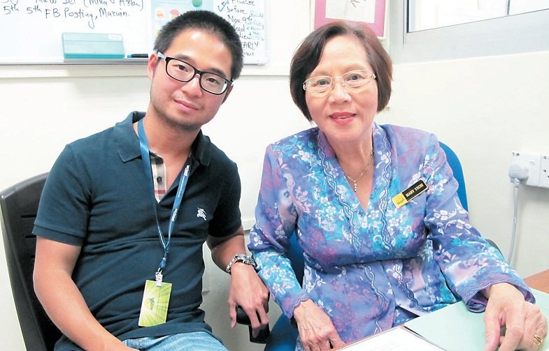杨玛莉（右）感恩热心教友及热心人士的支持，左为怡保灵活智商园副主席姚锦杰。