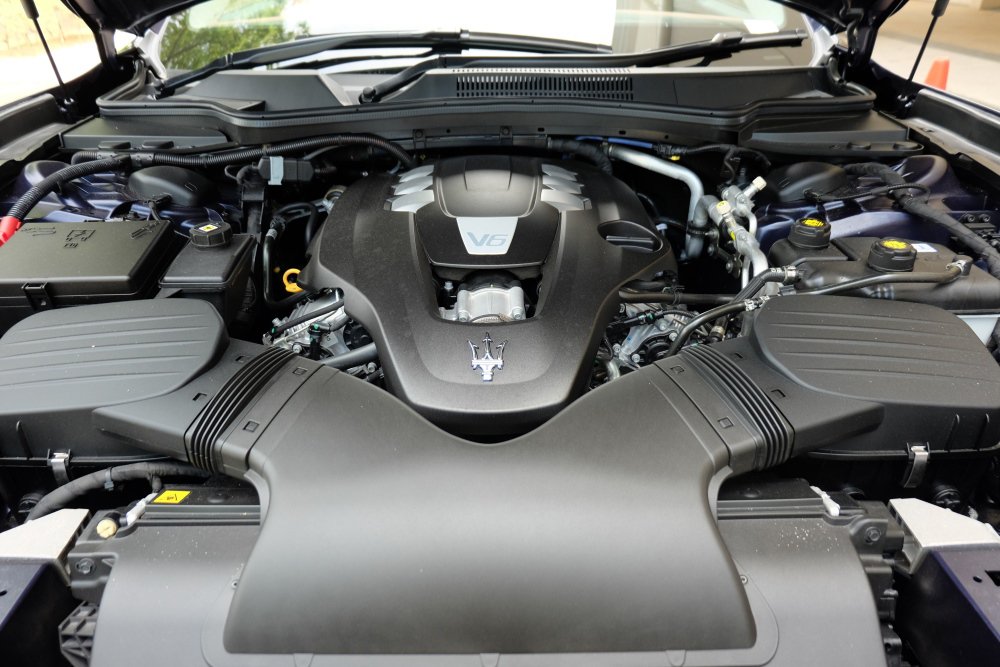玛莎拉蒂Ghibli引擎盖下配置了3.0升双涡轮直喷V6引擎，可媲美法拉利V6引擎