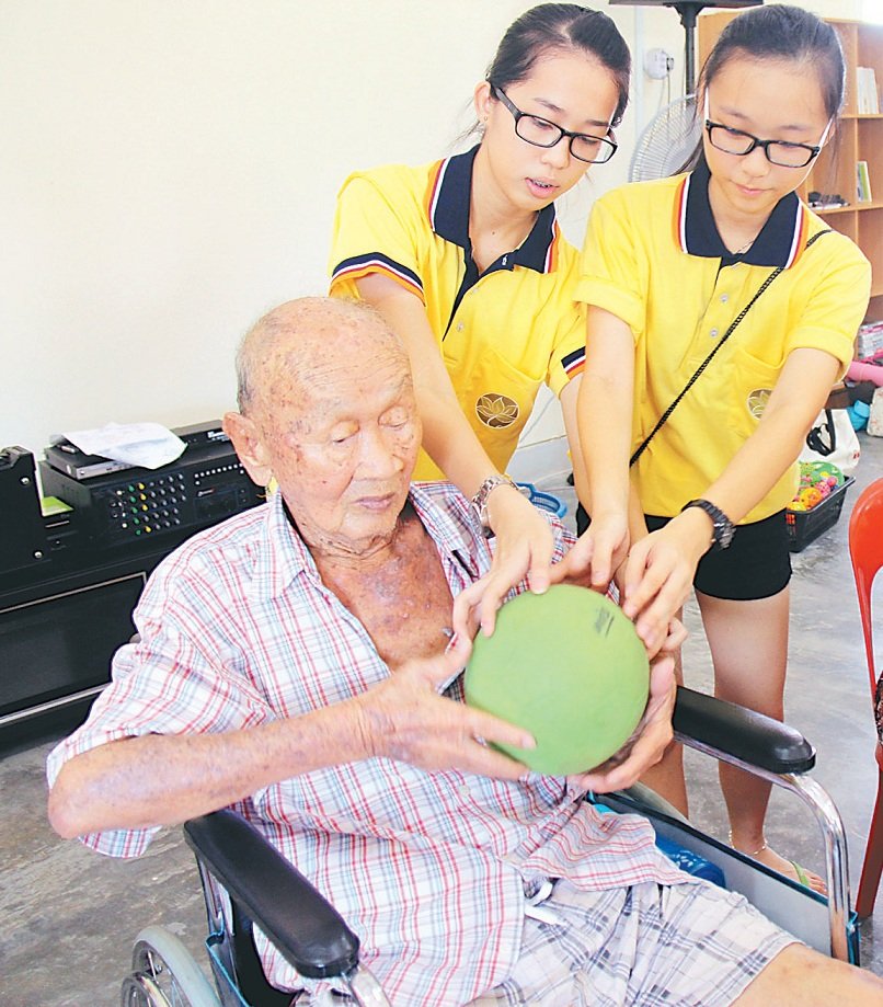 黎辉芳（左）长时间以轮椅代步，双脚缺乏运动，图为他在年前参与佛学班组织的活动。