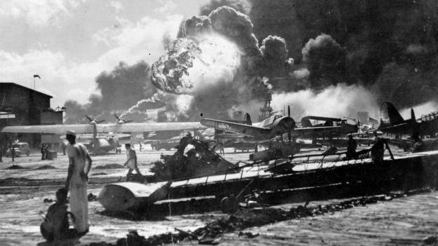 日军袭击珍珠港导致大约2300名美国军人死亡。