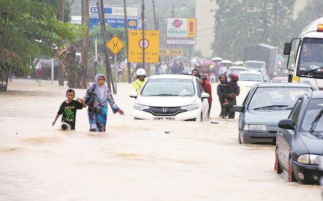 受水灾影响，哥打峇鲁往返瓜拉吉赖的主要道路，发生严重交通阻塞，道路的水位更达0.5公尺。