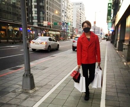 陈晓于微博分享手拿陈妍希血拼战利品的照片。