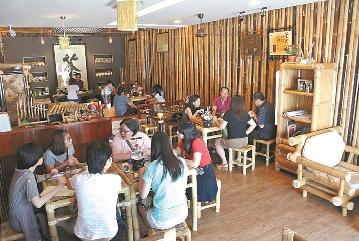 尽管甫营业不久，“竹林缘”已成功吸引众多顾客前来品茗和享用美食。