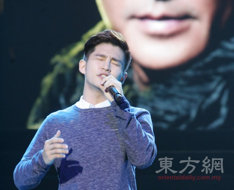 当晚的开场嘉宾锺瑾桦，演绎其新歌《Do nt Ask Me Why》。