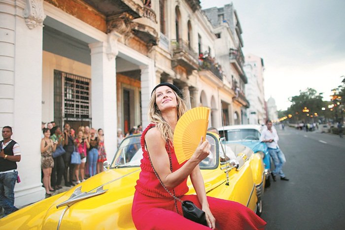 香奈儿2017早春度假系列时装秀吸引众多名人出席，超模吉赛尔邦臣（Gisele Bundchen）也穿搭一身热带风情，出现在哈瓦那街头。