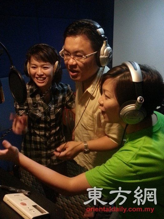 前电视新闻主播沈珍妮（左起）、何书卫及前电台广播员张翘婷联手录制广告。